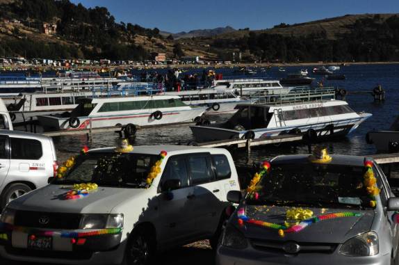 Carros 'batizados' em Copacabana, na Bolívia